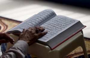 حل أسئلة مادة التفسير درس التعريف بسورة العنكبوت (8-11) الصف الاول المتوسط الفصل الدراسى الثانى حل أسئلة مادة التفسير درس التعريف بسورة العنكبوت (8-11) الصف الاول المتوسط الفصل الدراسى الثانى
